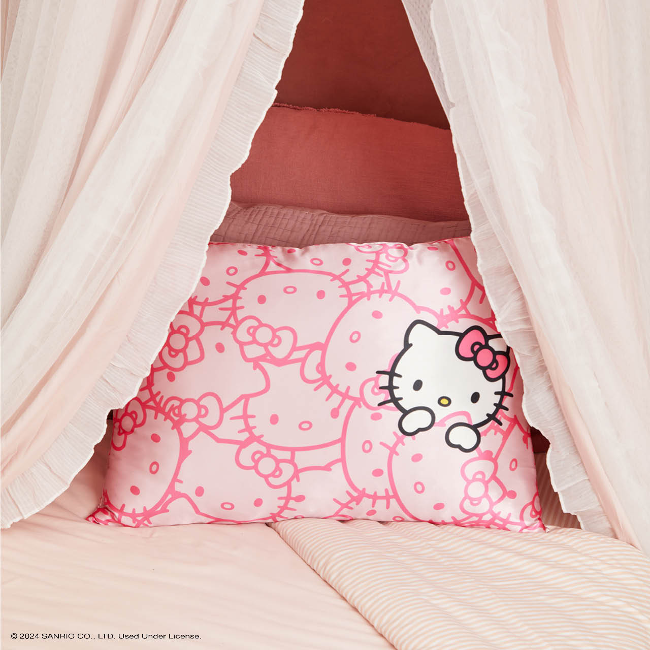 Kitsch x Hello Kitty Satin Pillowcase in Pink Hello Kitty Faces - Image 4
